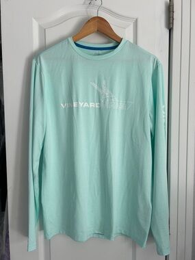 Men’s Vineyard Vines hybrid tee